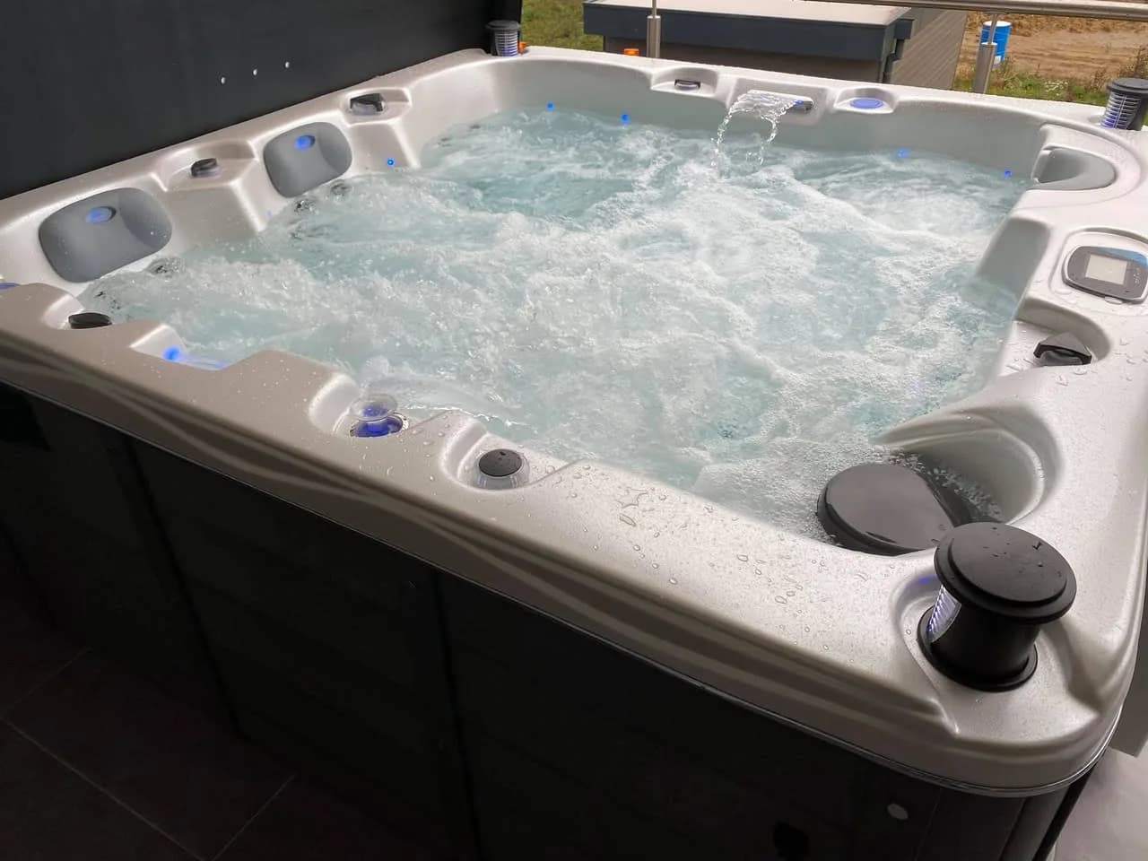 Installation d'un spa Burlington Full option à Saint-Louis, autre vue du chantier