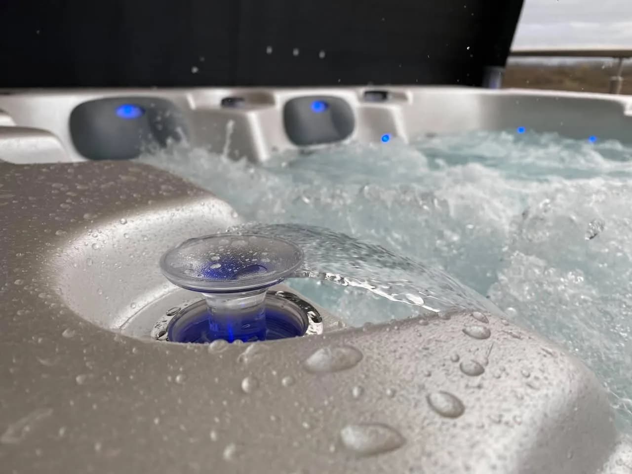 Installation d'un spa Burlington Full option à Saint-Louis, autre vue du chantier