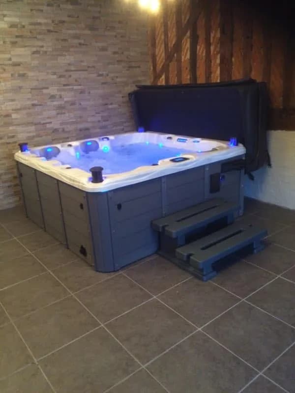 Installation d'un spa Burlington Full option à Savigny-en-Revermont, sous un abri, éclairage LED allumé