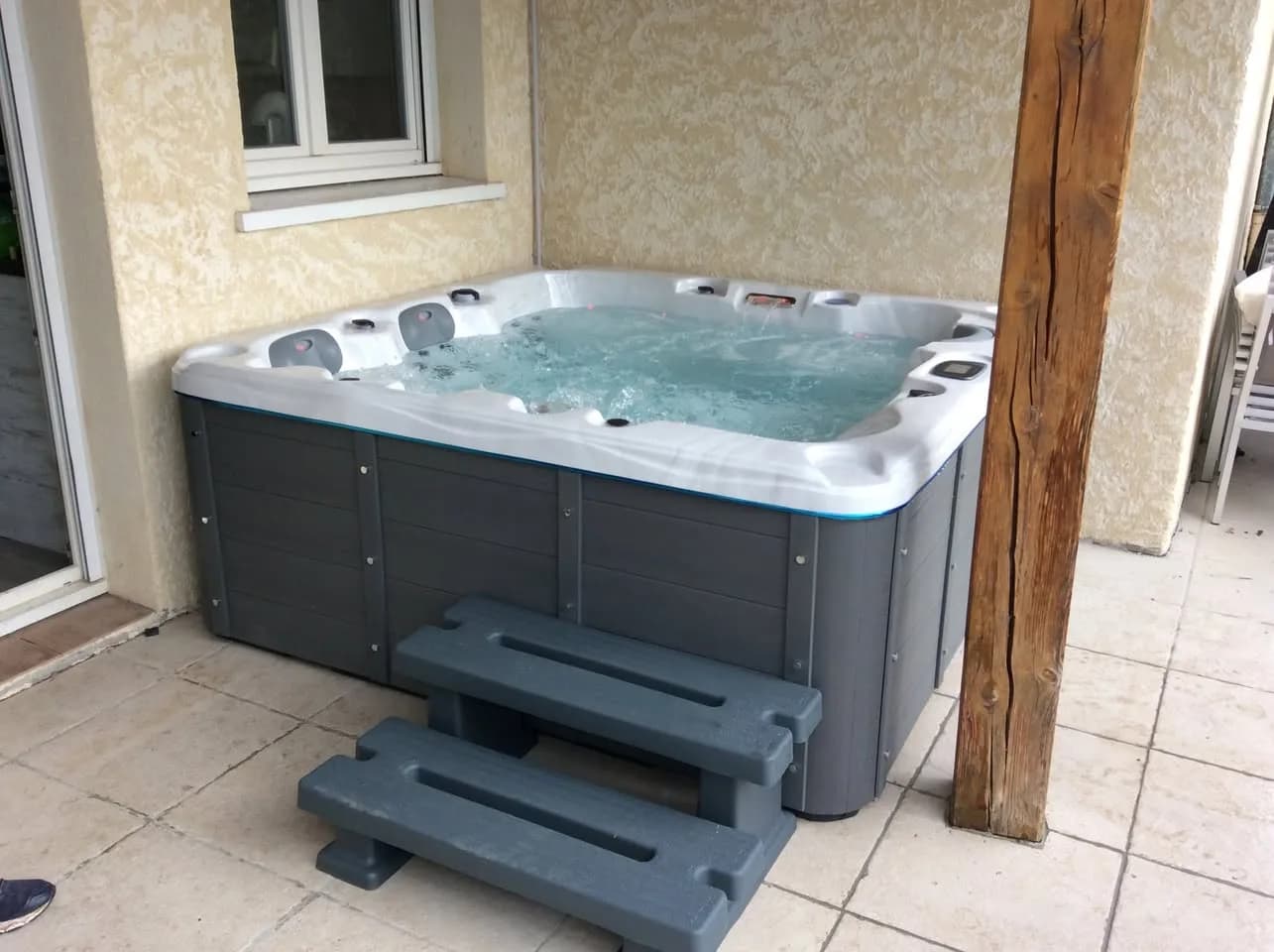 Installation d'un spa Burlington à Gap, sur une terrasse carrelée sous une pergola