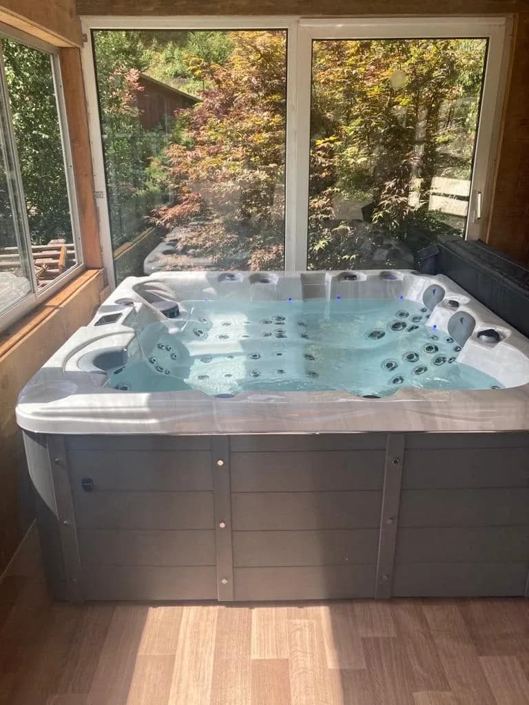 Installation d'un spa Burlington à Husseren-Wesserling, dans une véranda à charpente en bois