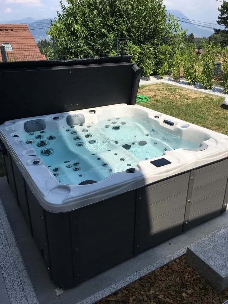 Installation d'un spa Burlington à La Roche-sur-Foron, sur une dalle face aux montagnes
