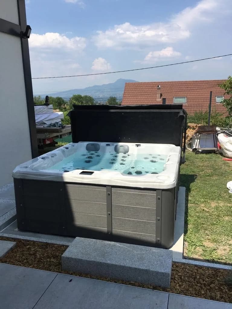 Installation d'un spa Burlington à La Roche-sur-Foron, autre vue du chantier