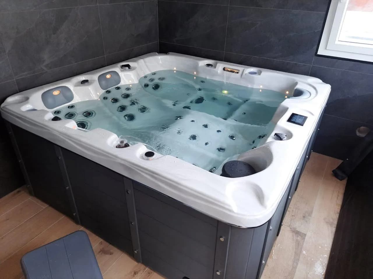 Installation d'un spa Burlington à Morval, en intérieur sur un parquet, éclairage LED