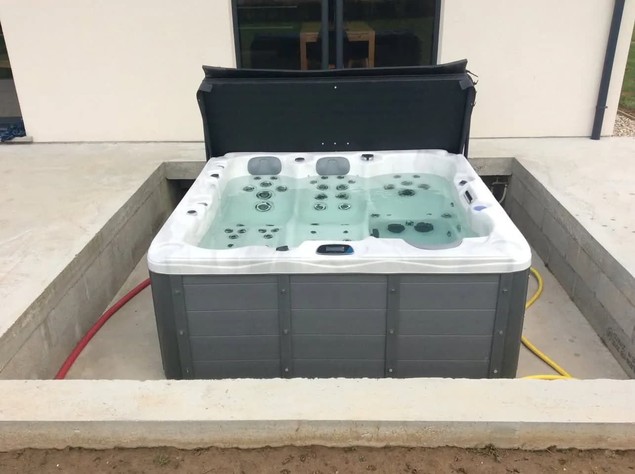 Installation d'un spa Burlington à Saint-Ouen-du-Breuil, dans une dalle en béton, lève-couverture
