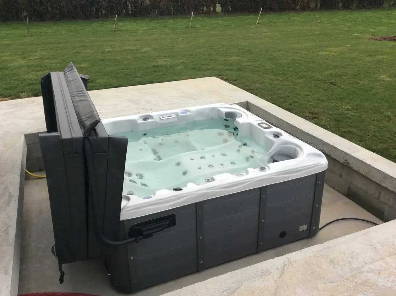 Installation d'un spa Burlington à Saint-Ouen-du-Breuil, autre vue du chantier