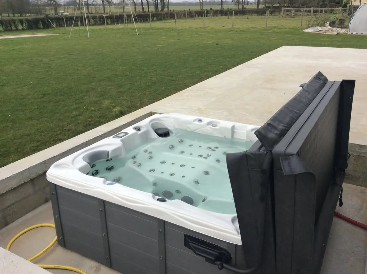 Installation d'un spa Burlington à Saint-Ouen-du-Breuil, autre vue du chantier