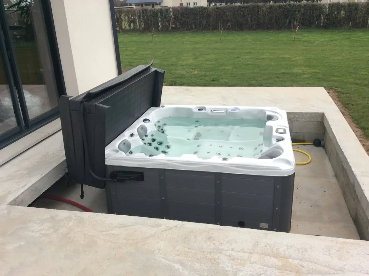 Installation d'un spa Burlington à Saint-Ouen-du-Breuil, autre vue du chantier