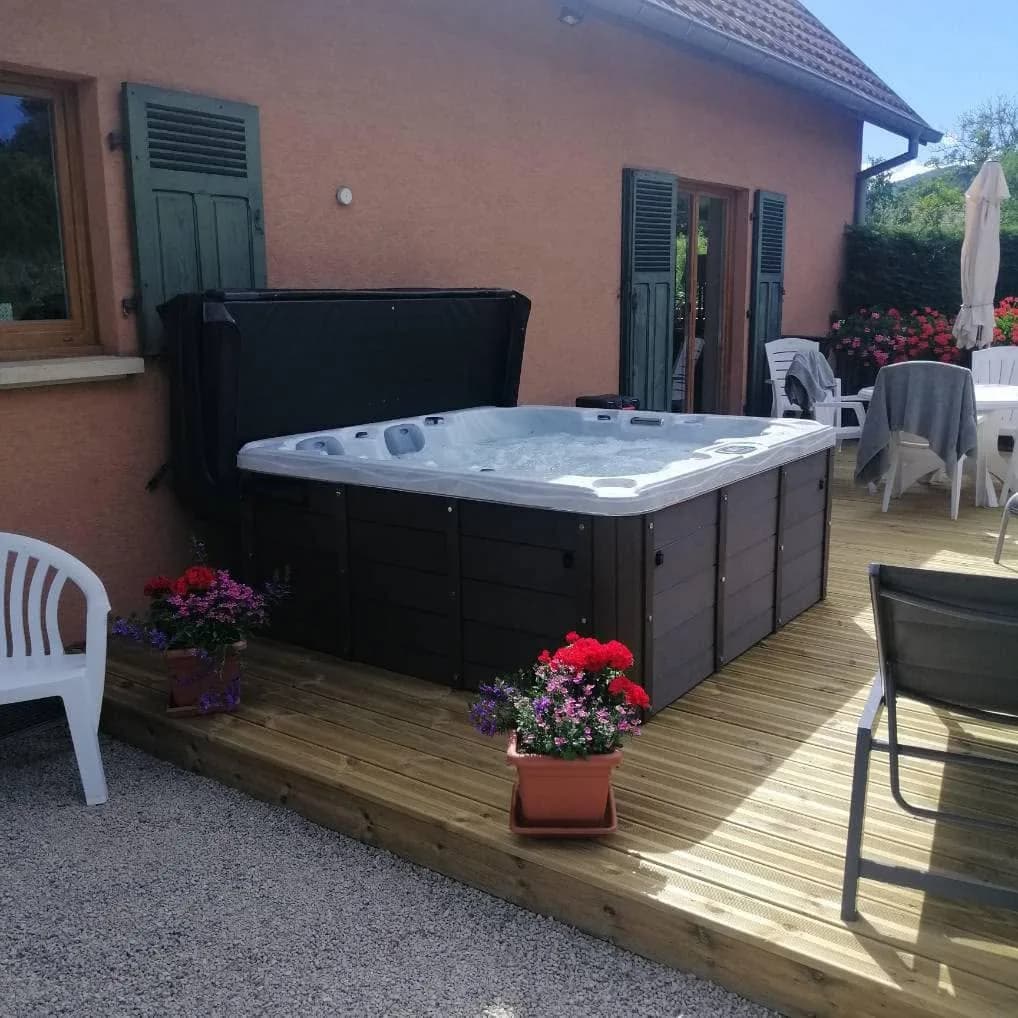 Installation d'un spa Burlington à Uffholtz, sur une terrasse en bois, avec lève-couverture