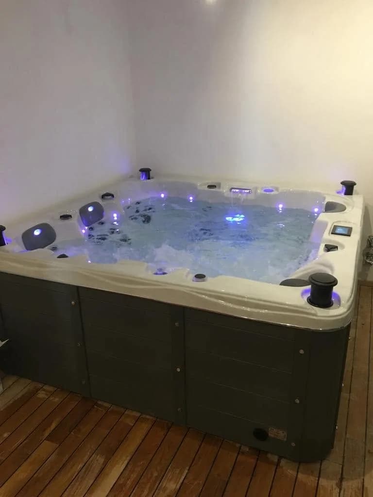 Installation d'un spa Burlington à Varces, en intérieur sur un plancher en bois
