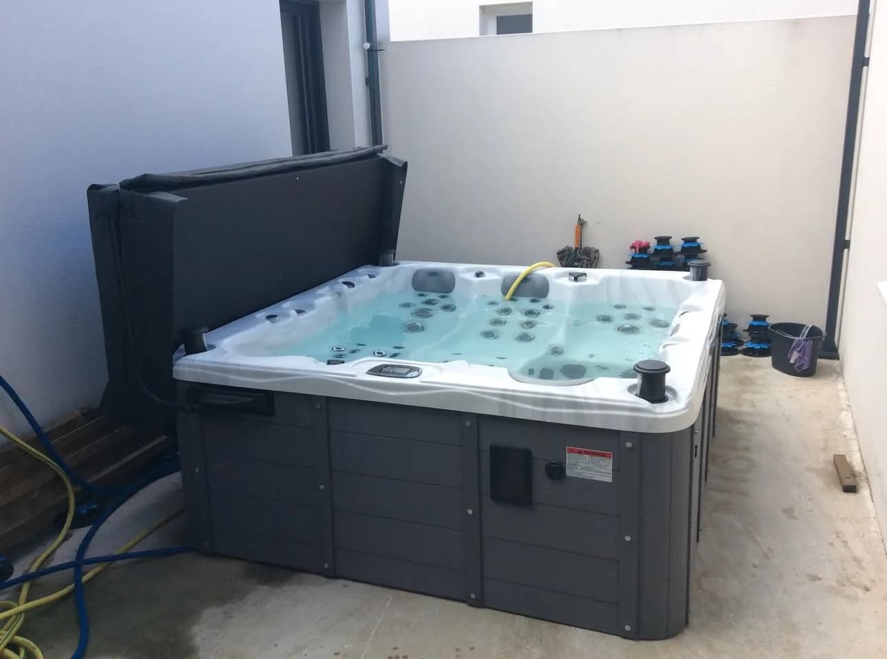 Installation d'un spa Burlington, sur une dalle contre un mur