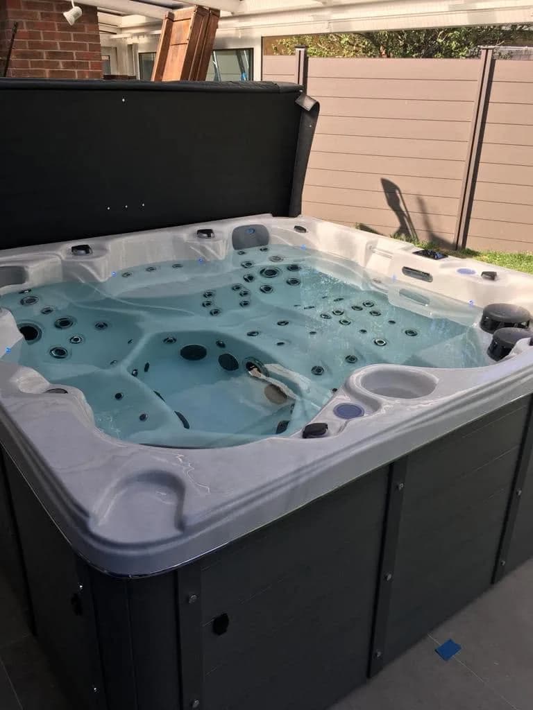 Installation d'un spa Cambridge à Bonsecours, autre vue du chantier