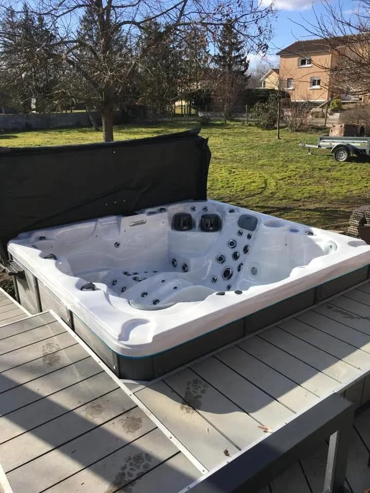 Installation d'un spa Cambridge à Cezieux, autre vue du chantier