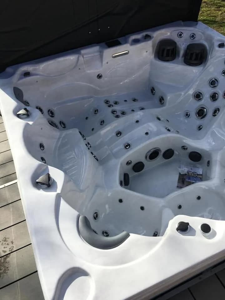 Installation d'un spa Cambridge à Cezieux, autre vue du chantier