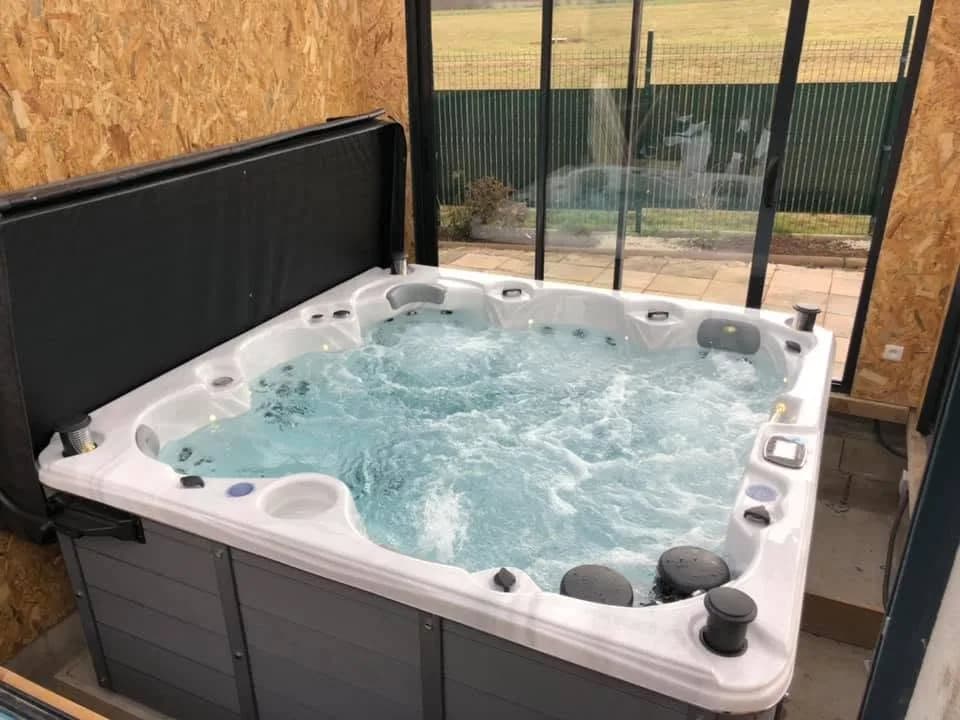 Installation d'un spa Cambridge Duel à Corbenay, sous un abri vitré