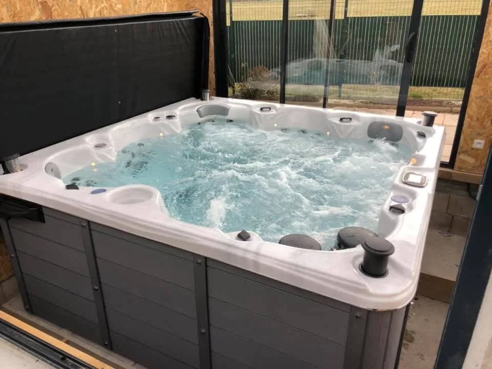 Installation d'un spa Cambridge Duel à Corbenay, autre vue du chantier
