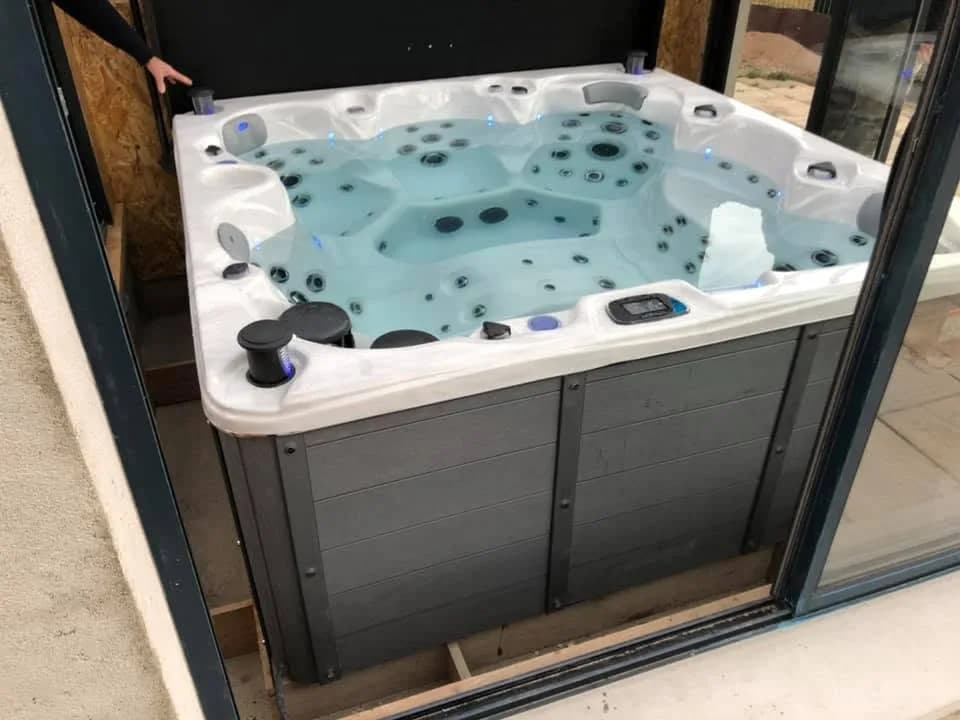 Installation d'un spa Cambridge Duel à Corbenay, autre vue du chantier