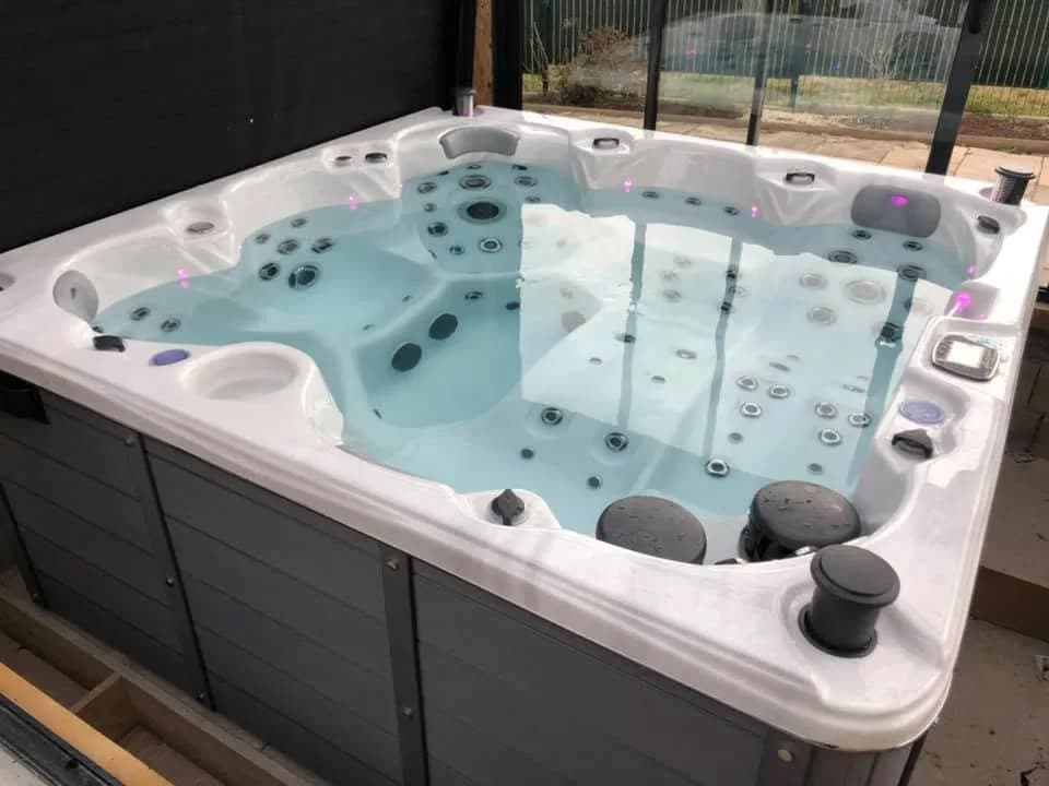 Installation d'un spa Cambridge Duel à Corbenay, autre vue du chantier
