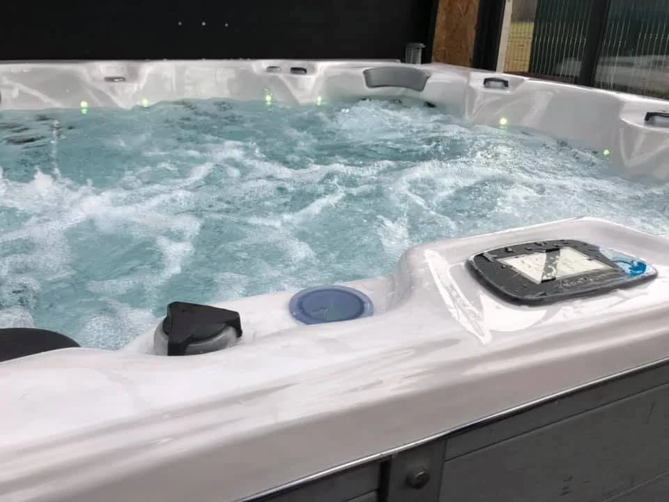 Installation d'un spa Cambridge Duel à Corbenay, autre vue du chantier