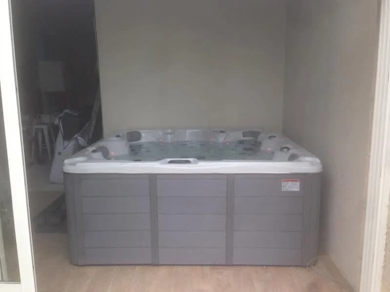 Installation d'un spa Cambridge Duel dans la Nièvre, en intérieur dans une pièce aux murs blancs