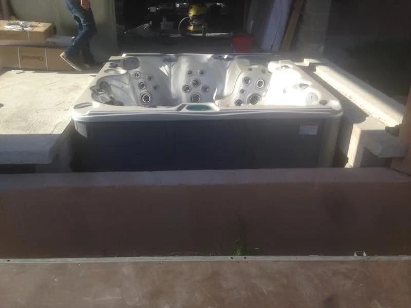 Installation d'un spa Cambridge Duel dans le Vaucluse, en encastrement dans une terrasse, de nuit