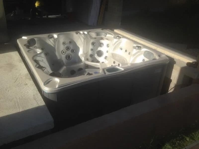 Installation d'un spa Cambridge Duel dans le Vaucluse, autre vue du chantier