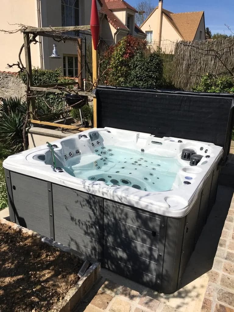 Installation d'un spa Cambridge Duel dans les Yvelines, dans un jardin