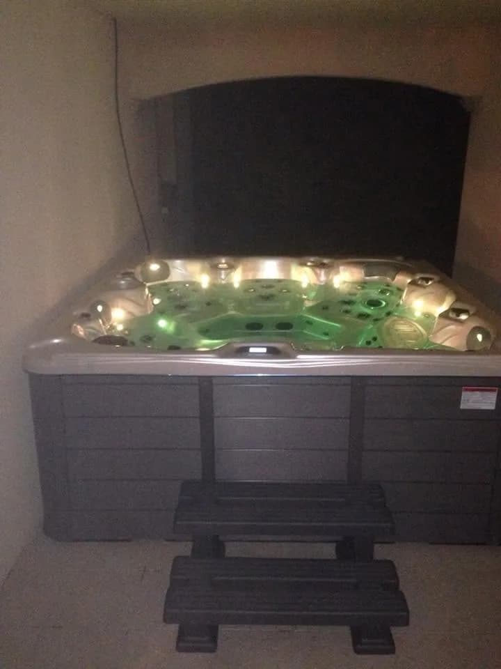 Installation d'un spa Cambridge Duel en Dordogne, en intérieur, éclairage LED et marchepied