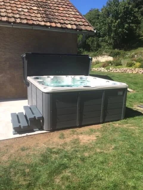 Installation d'un spa Cambridge Duel en Haute-Saône, sur une dalle en bordure de pelouse
