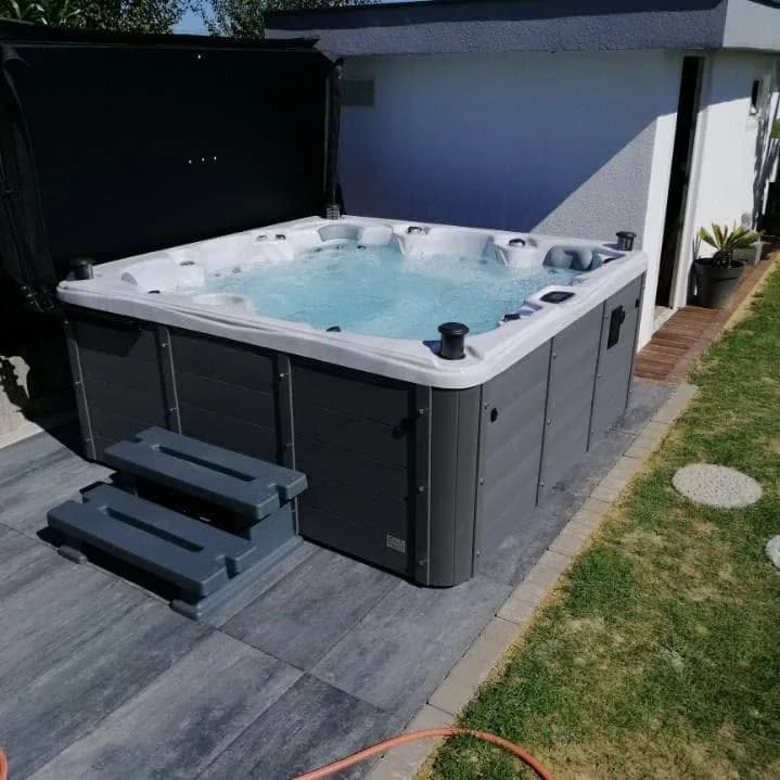 Installation d'un spa Cambridge Duel Full option à Altkirch, sur une dalle en bordure de gazon, avec marchepied