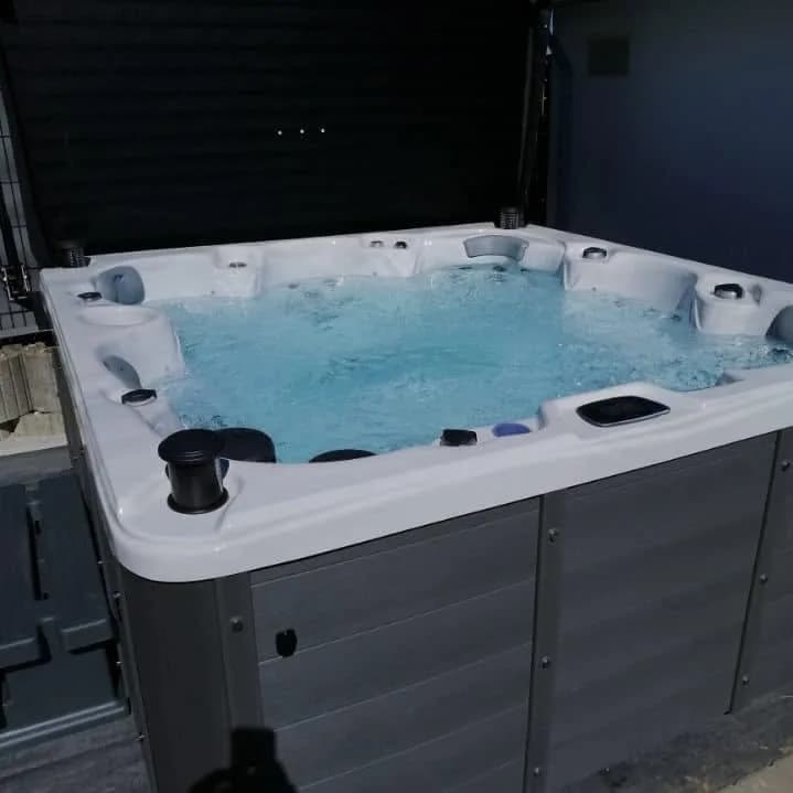 Installation d'un spa Cambridge Duel Full option à Altkirch, autre vue du chantier