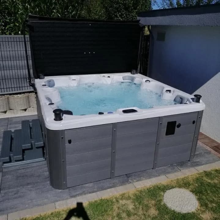 Installation d'un spa Cambridge Duel Full option à Altkirch, autre vue du chantier