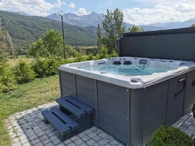 Installation d'un spa Cambridge Duel Full option à Barcelonnette, face aux montagnes, avec marchepied