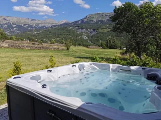 Installation d'un spa Cambridge Duel Full option à Barcelonnette, autre vue du chantier