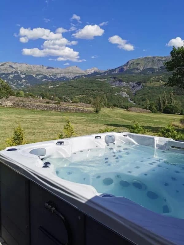 Installation d'un spa Cambridge Duel Full option à Barcelonnette, autre vue du chantier