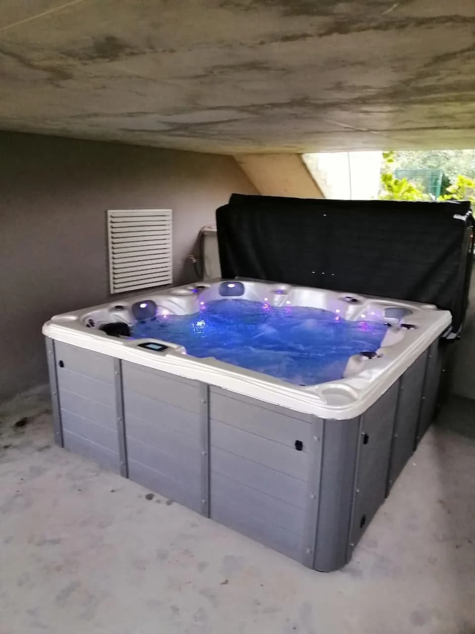 Installation d'un spa Cambridge Duel Full option à Bersheim, sous un abri, éclairage LED