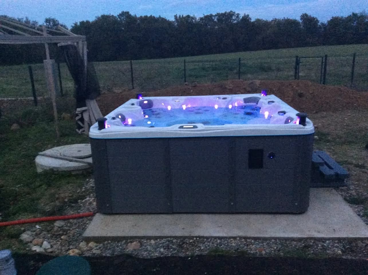 Installation d'un spa Cambridge Duel Full option à Blagnac, sur une dalle, éclairage LED allumé