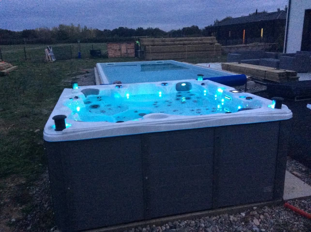 Installation d'un spa Cambridge Duel Full option à Blagnac, autre vue du chantier