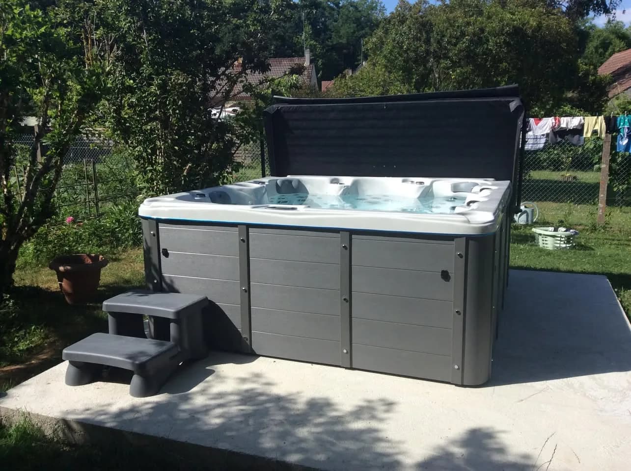 Installation d'un spa Cambridge Duel Full option à Champcueil, sur une dalle béton, lève-couverture et marchepied