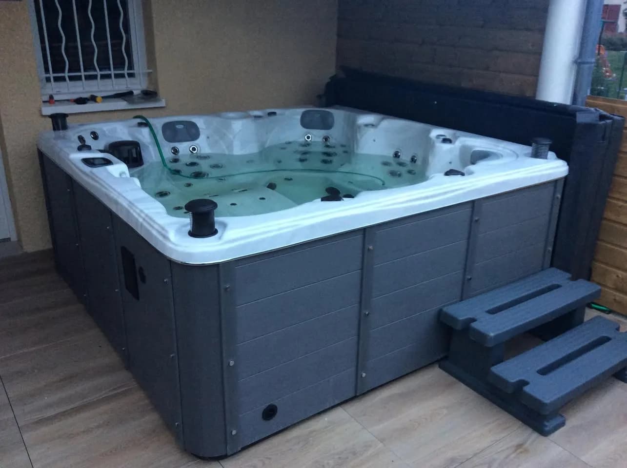 Installation d'un spa Cambridge Duel Full option à Chapareillan, sur une terrasse carrelée sous un auvent
