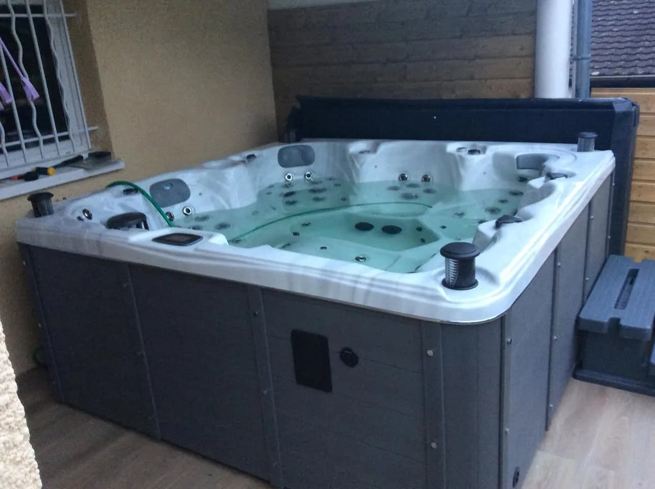 Installation d'un spa Cambridge Duel Full option à Chapareillan, autre vue du chantier