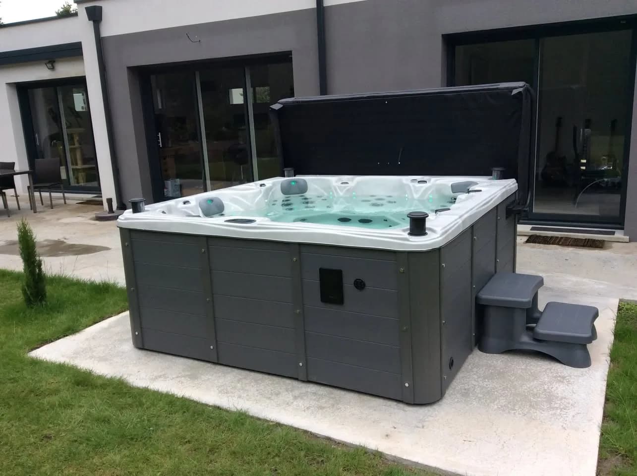 Installation d'un spa Cambridge Duel Full option à Crach, sur une dalle béton en bordure de pelouse