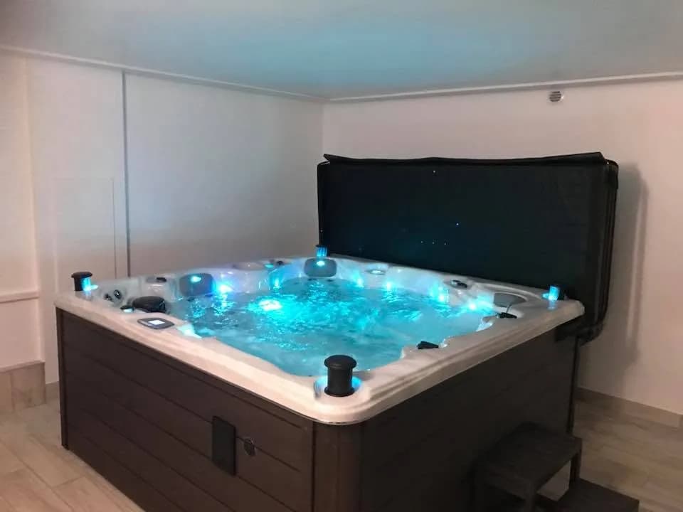 Installation d'un spa Cambridge Duel Full option à Cravanche, en intérieur, éclairage LED