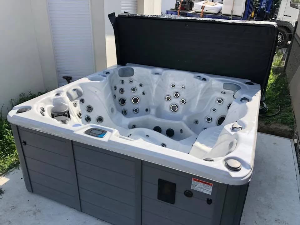 Installation d'un spa Cambridge Duel Full option à Dalhunden, sur une dalle contre la maison