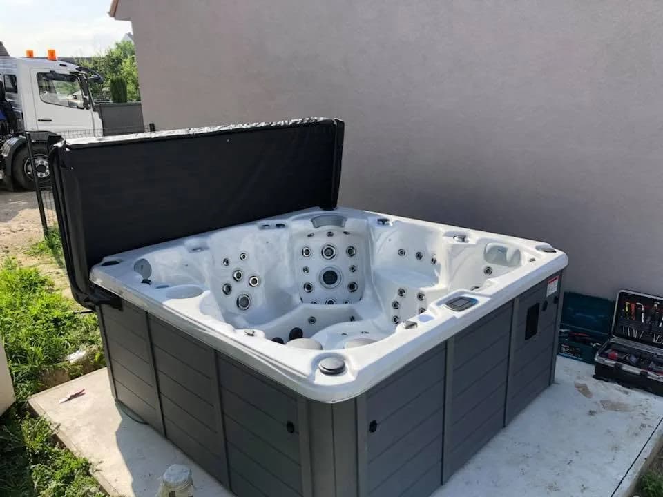 Installation d'un spa Cambridge Duel Full option à Dalhunden, autre vue du chantier