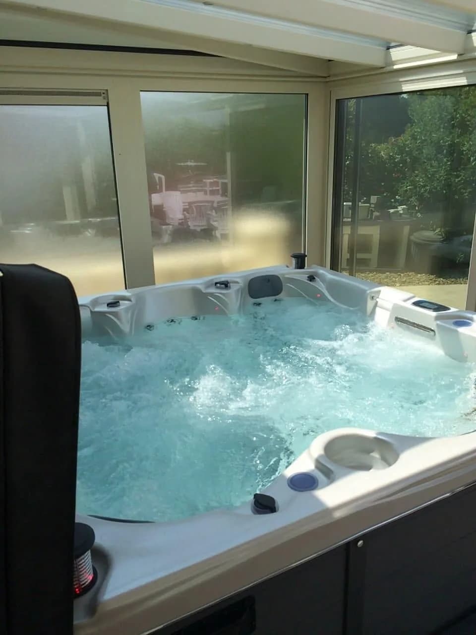 Installation d'un spa Cambridge Duel Full option dans l'Aisne, dans une véranda