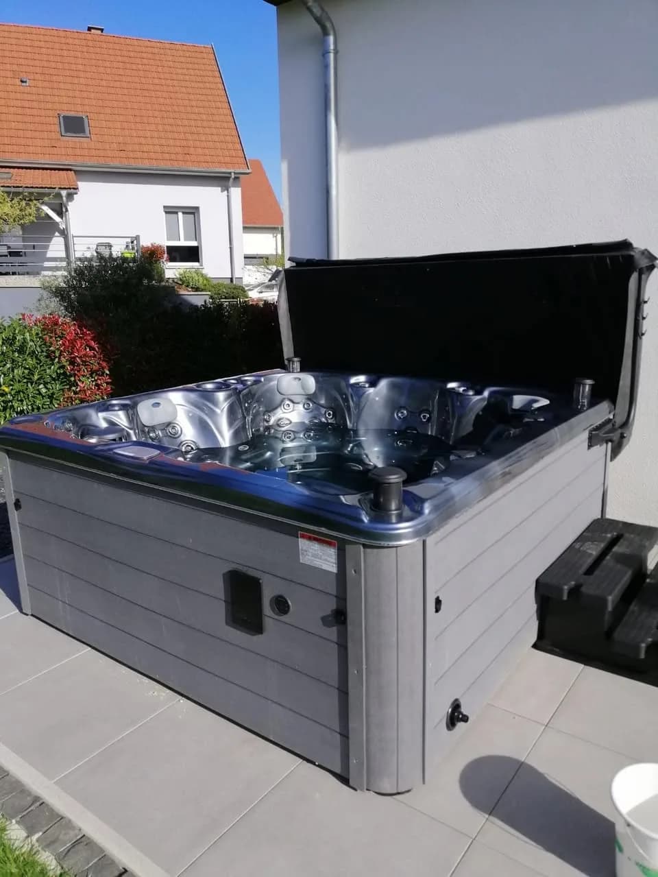 Installation d'un spa Cambridge Duel Full option dans le Bas-Rhin, sur une dalle, avec lève-couverture