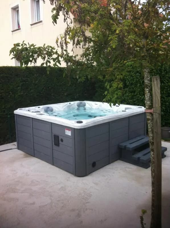 Installation d'un spa Cambridge Duel Full option dans le Calvados, autre vue du chantier