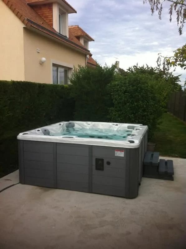 Installation d'un spa Cambridge Duel Full option dans le Calvados, autre vue du chantier