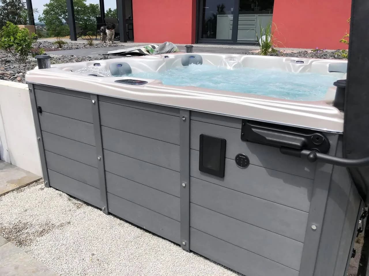 Installation d'un spa Cambridge Duel Full option dans le Doubs, devant la maison, livré par grutage